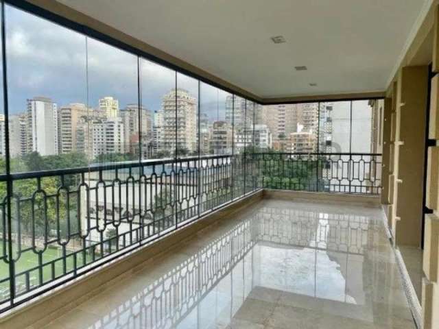 Com uma área privativa de 315m2, este apartamento luxuoso conta com um espaçoso living para três ambientes, sala de jantar e sala de almoço, além de u