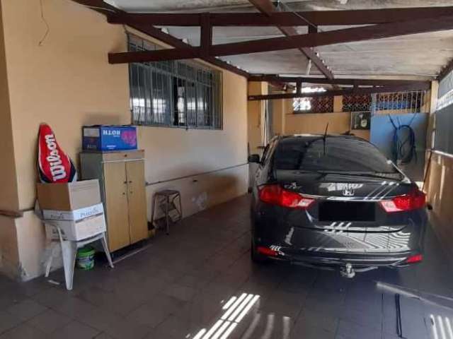 Casa térrea com sobrado nos fundos e 2 vagas de garagem - Vila Ré