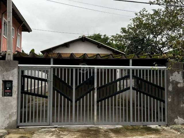 Casa à venda em Praia Grande: 2 dormitórios e churrasqueira!