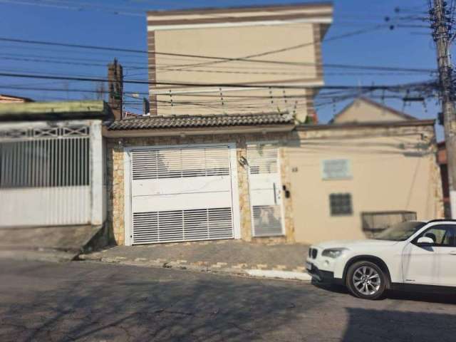 Sobrado com 03 quartos 01 vaga de garagem na Vila Ré