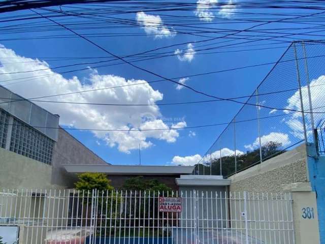 Casa térrea comercial com 3 quartos, quadra e edícula na Vila Ré, São Paulo.