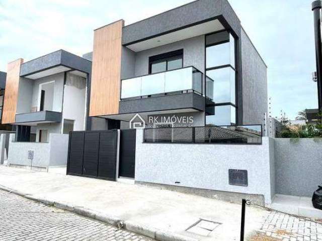 Casa nova em excelente localização, 120m² com 3 suítes e garden com churrasqueira.