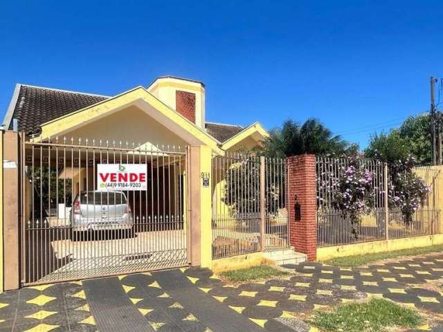 Casa à venda em Maringá, Zona 08, com 3 quartos, com 230 m²