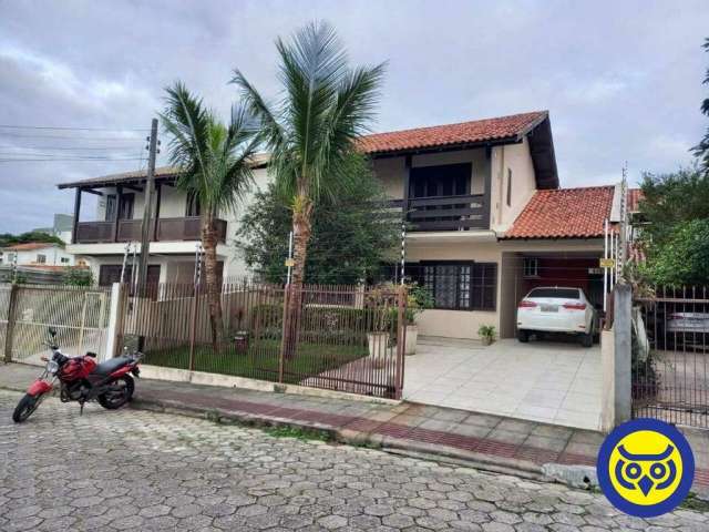 Casa à venda, com 5 dormitórios, 3 vagas, Barreiros, São José, SC