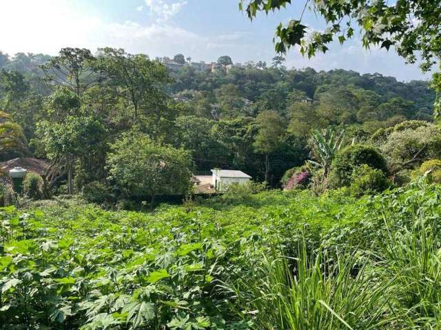 Lote com 300 mts em declive, sem vegetação, com linda vista para área verde permanente em condomínio