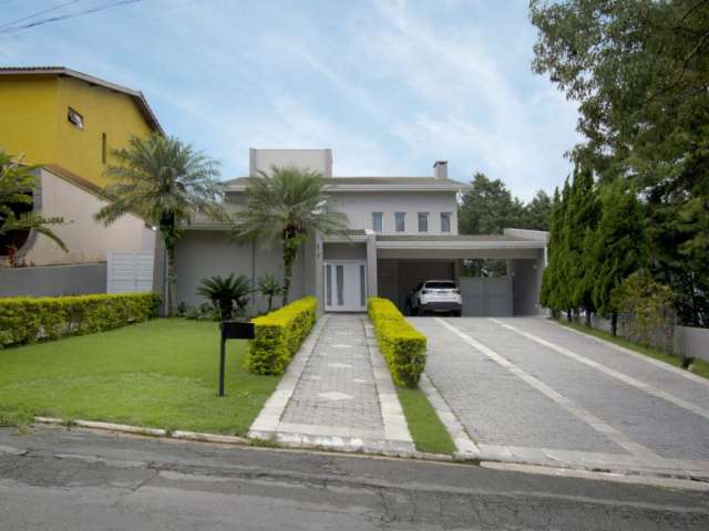 Linda casa em terreno plano, acabamentos de alto padrão