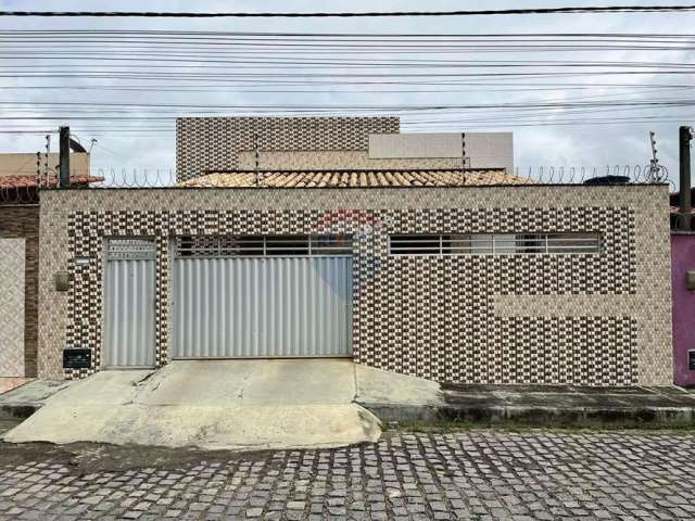 Casa com 3 Dormitórios e Excelente Localização - Próxima ao Atacadão, IFRN e BR-101.