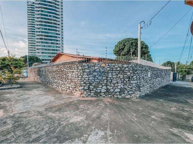 Casa de Esquina com Potencial Comercial e Residencial em Localização Estratégica na rua Nascimento de Castro.