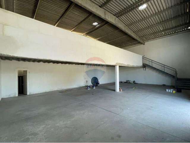 Galpão Comercial 250m² na BR-101 em Emaus - Visibilidade e Espaço Sob Medida!