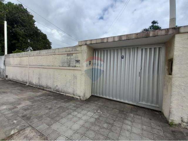 Vendo Casa em Ponta Negra Com 5/4  e 266m² de Área Construída