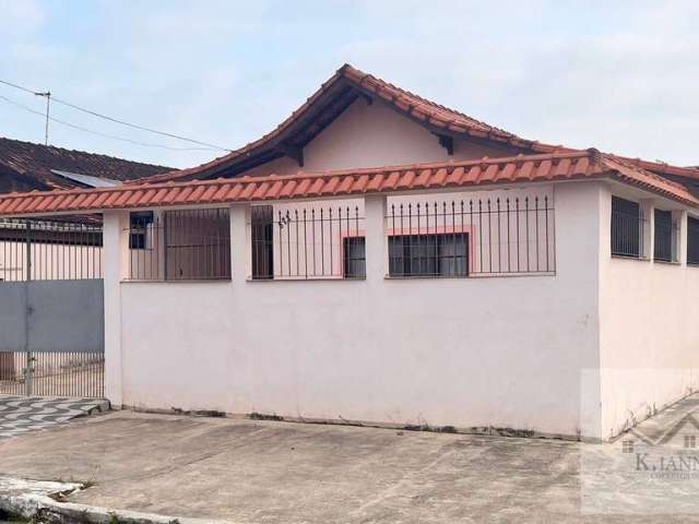 Casa de 2 Dormitórios com Garagem para 4 Carros, a 400m da Praia