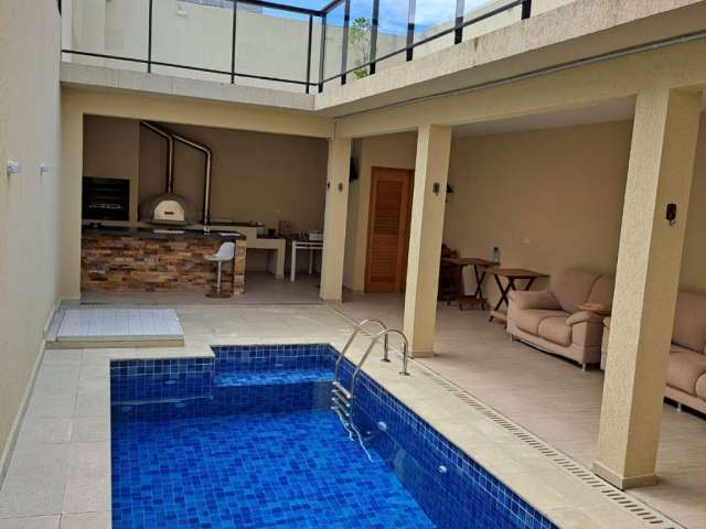 Oportunidade!! Casa à venda em Guaratuba-PR, com 4 quartos, sendo 3 suítes, e piscina.