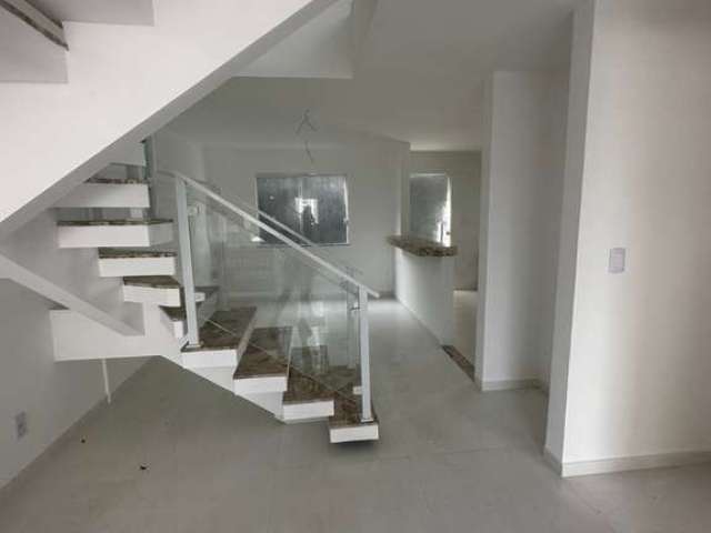 Excelente casa triplex com 4/4 no miragem