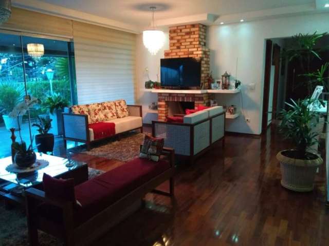 Casa a venda com 439 m², 4 dormitórios, 3 suítes, 5 vagas de garagem cobertas, sauna, churrasqueira, piscina, lareira, ar condicionado, morumbi.