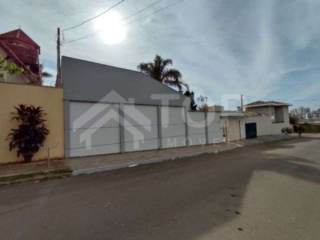 Casa com 3 dormitórios sendo uma suíte para Locação no Planalto Paraíso, com armários embutidos em todos os cômodos, ventiladores e ar condicionado.