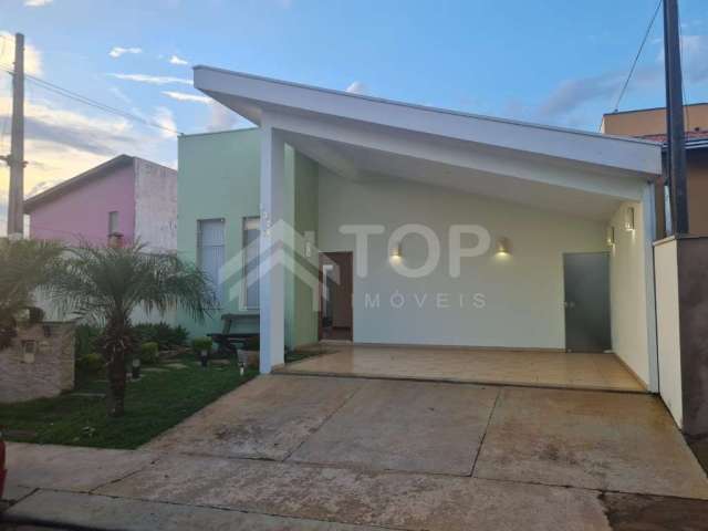 Casa para locação em condominio fechado, 03 dormitórios com armários, sendo 01 suíte, wc social, sala com jardim de inverno, copa, cozinha com armários, lavabo, área de serviço e 04 vagas de garagem. 