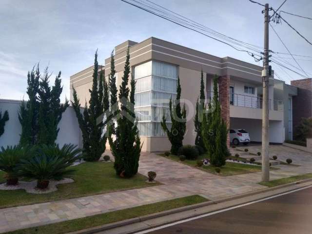 A casa possui irrigação automática, cortina elétrica, portas dos quartos elétricas, energia fotovoltaica, garagem para 4 carros sendo que ao lado da piscina tem um quintal que consegue estacionar mais