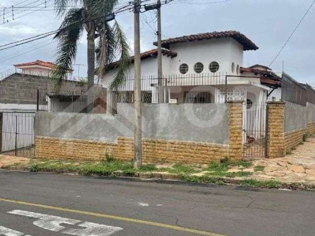 Casa com 3 quartos para alugar no Centro, São Carlos  por R$ 2.000