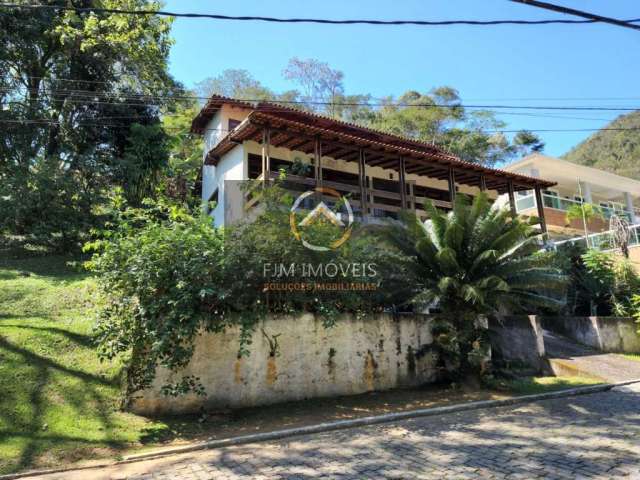 FJM IMÓVEIS VENDE: Oportunidade no Ubá Floresta!! A casa de 4 pavimentos e 4 quartos. Sendo o primeiro pavimento: a entrada que tem a garagem para 2 carros. Um banheiro externo perto da garagem e uma 