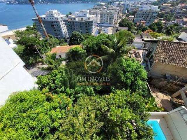 Casa de Condomínio em Charitas - Niterói: 300m², 4 quartos, 4 banheiros, R$2.8M!