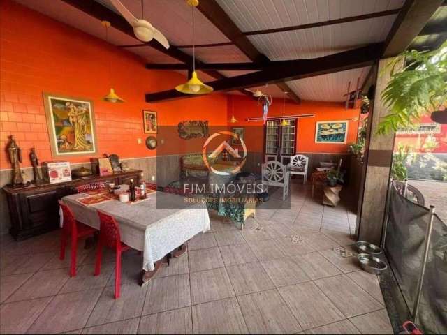 FJM IMÓVEIS VENDE: Casa em Piratininga, Niterói: 5 dorms, 2 suítes, 3 banheiros, 165m². Venda por R$ 1.600.000. Confira!