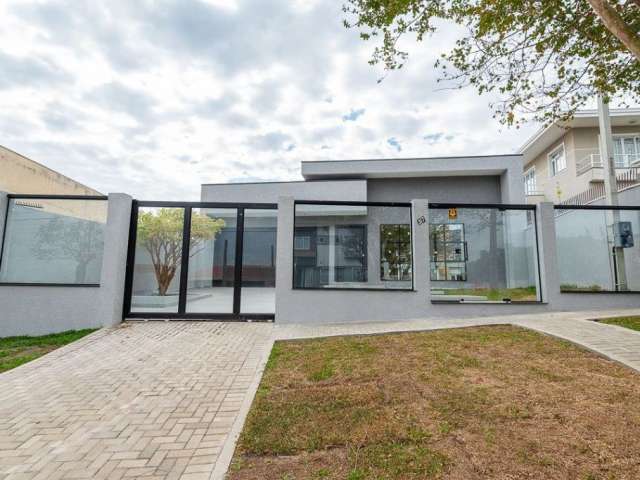 Casa com design moderno com amplo quintal em região alta no Guabirotuba