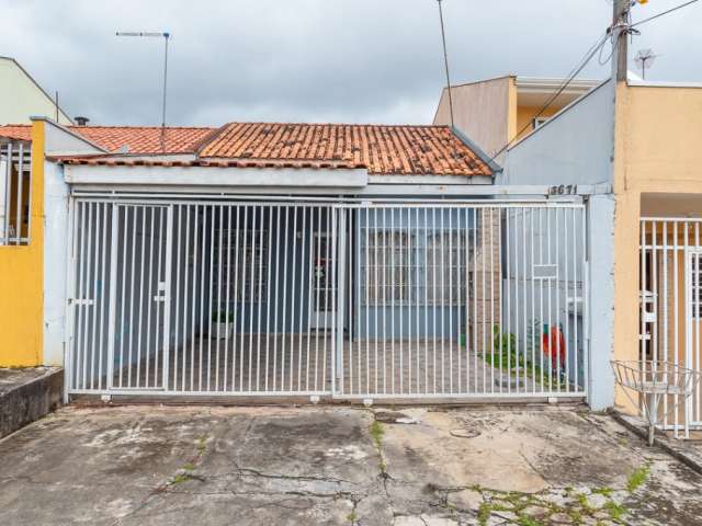 Casa Térrea de frente para a rua com 2 vagas de garagem paralelas