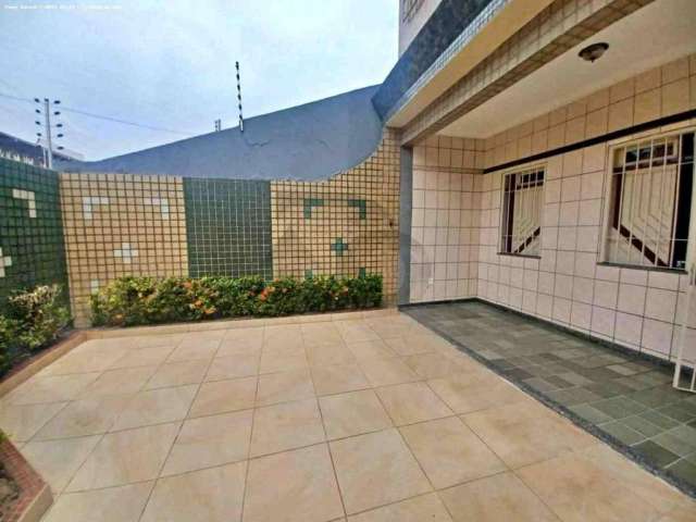 Casa Para Vender com 4 quartos, sendo 1 suíte no bairro Luzia em Aracaju