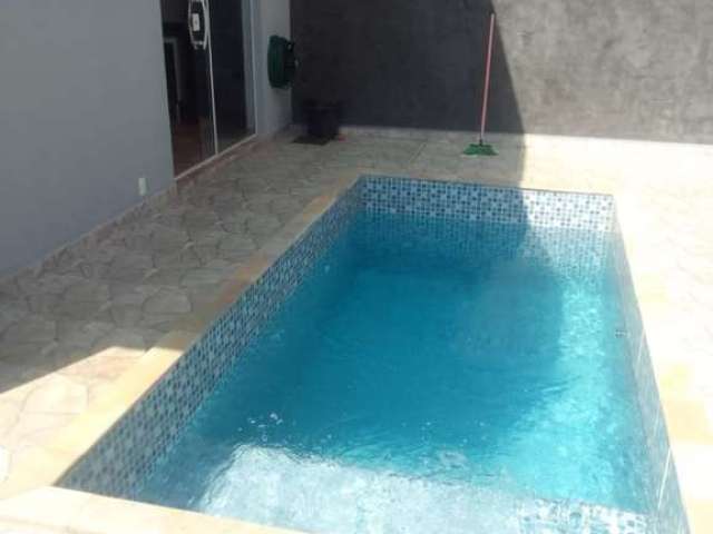 VENDA de Ótima Casa, 3 Quartos, Cozinha Planejada, Quintal com Área Gourmet e Piscina, no Condomini