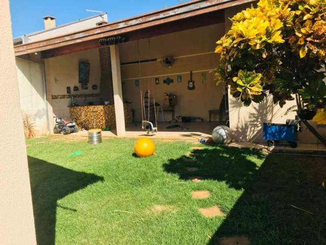 VENDA  de Linda Casa de 3 Quartos, Cozinha Planejada, Quintal com Área Gourmet, no bairro Dall'Orto