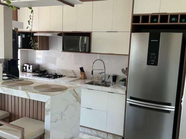 VENDA de Lindo Apartamento, Rico em Planejados, 2 quartos, Sendo 1 Suíte, Sacada na Cozinha e Sala