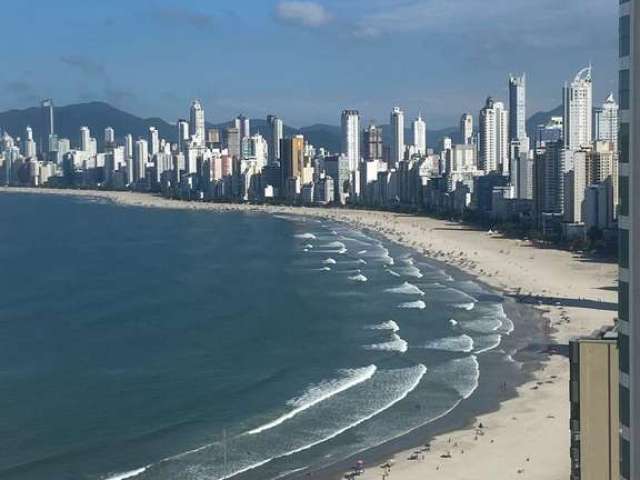 Apartamento dos sonhos em Balneário Camboriú, com três suítes e uma vista de tirar o fôlego para o mar e as montanhas,