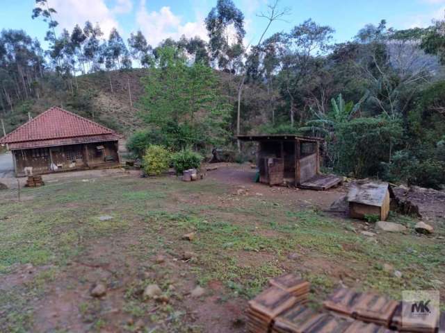 Sitio de 10.000 m2 Lugar Tranquilo no Meio da Natureza com Alguns Animais lugar Alto e Próximo da Praia de Itapema.