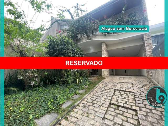 Espetacular casa à venda ou locação em Curitiba-PR, no bairro São Francisco, com 4 quartos, 2 suítes, 2 salas, 4 banheiros, 4 vagas de garagem e 353,00 m² de área.