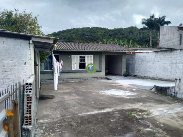 Casa à venda em Forquilhinhas, São José.