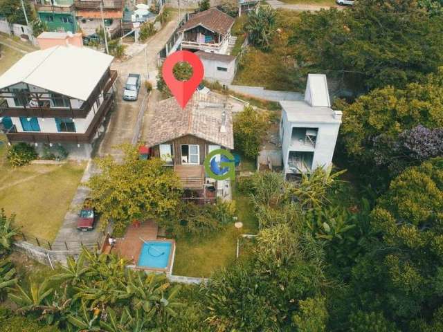 Linda e aconchegante casa rústica à venda na Praia da Gamboa, em Garopaba.