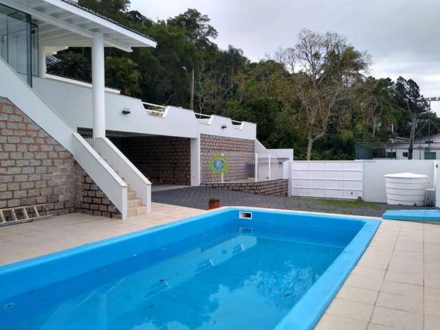 Casa de alto padrão na Ponta de Baixo, em São José, 600 m² de área. 5 dormitório