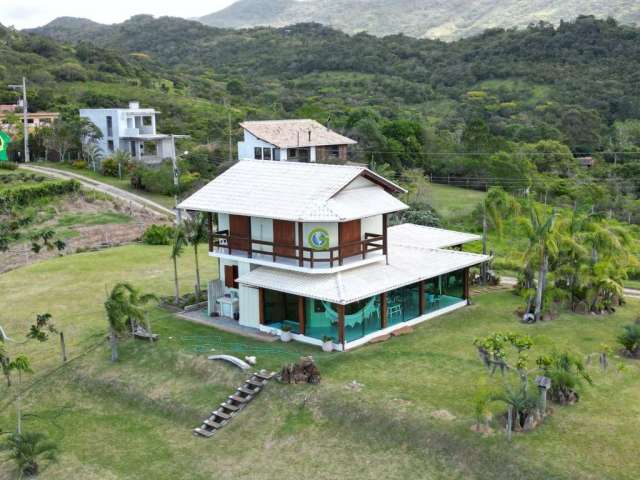 Excelente casa à venda em Areias de Macacú, em Garopaba.