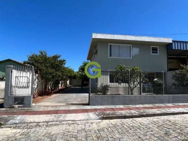 Linda casa à venda na Fazenda Santo Antônio, São José.