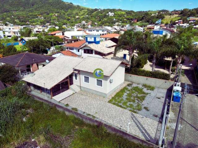 Excelente casa na praia da Gamboa à 350 metros do mar.