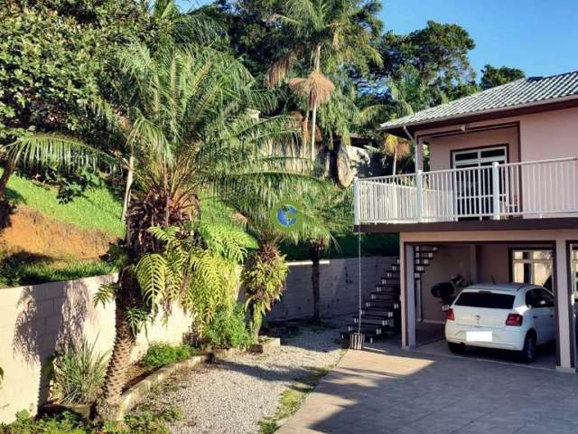 Casa aconchegante localizada no bairro Praia de Fora em Palhoça, SC.