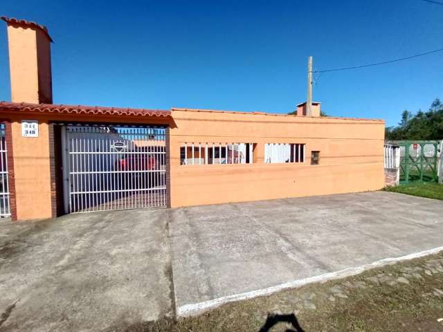 Linda casa em Cidreira. Piscina, churrasqueira,  jardim amplo. Escriturada