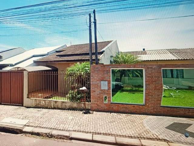 Linda casa com 180m² de terreno e 83m² de área útil com 3 quartos.