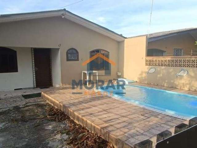 Casa com piscina no Costa Azul