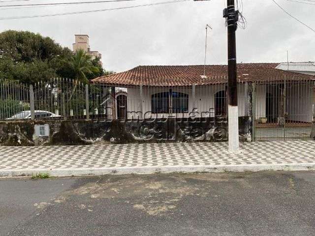 Casa isolada com ótimo espaço á 100 metros da praia!!!