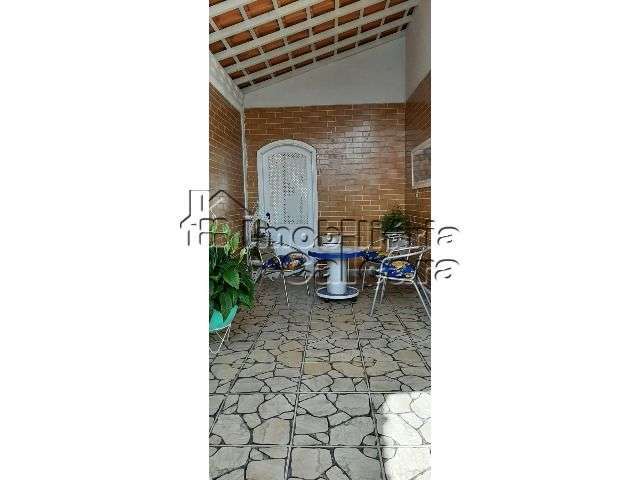 Casa com 03 dormitórios á 400 metros da praia!!!