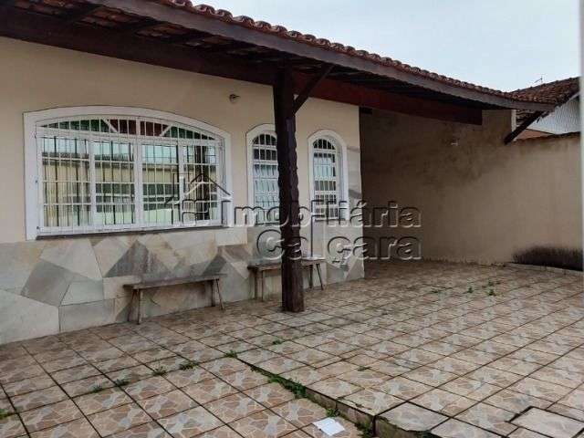 Casa com 3 dormitórios com edícula a 280 metros da praia.