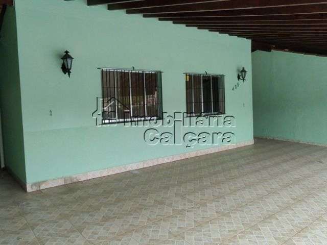 Casa com 03 dormitórios e edícula á 400 metros da praia!!!