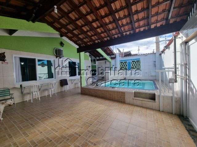 Excelente casa com 04 dormitórios e piscina á 200 metros da praia!!!