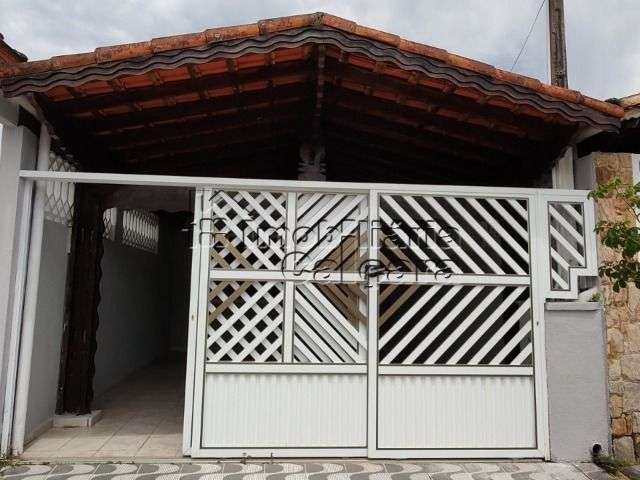 Casa com 02 dormitórios no Jardim Imperador, á 500 metros da praia!!!